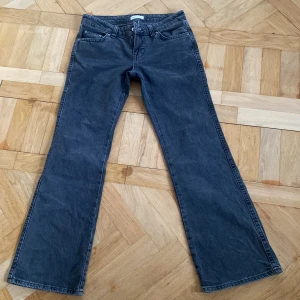 Baggy jeans från Gina tricot - Gråa Baggy jeans från Gina med fina fickor, typ nya och oanvända men fräscha och hela
