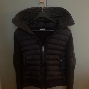 (ÄKTA!) Moncler cardigan  - Tjena! Säljer nu denna assfeta marinblå Moncler cardigan då den blivit förliten för mig, den är i perfekt skick och har inga defekter | Ny pris: 9000-12000kr | Mitt pris: 2499 | Priset är inte hugget i sten och går att diskutera. För frågor, fler bilder eller liknande är det bara att komma privat. Säljer den billigt för vill få den såld.