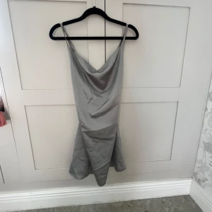 Silkes klänning - Super Snygg grön klänning med smala axelband och korsad rygg. Skriv för fler bilder eller frågor!!