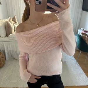 Ljusrosa off shoulder tröja - Säljer en min ljusrosa off shoulder tröja från Gina. Den är aldrig använd och är helt perfekt till våren.💖Storlek S och original pris 399kr men säljer för 350. 