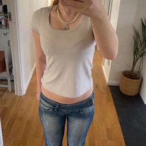 Blå jeans från Bershka - Snygga blå jeans från Bershka med en klassisk femficksdesign. De har en låg midja och en tight passform som framhäver figuren. Perfekta för en avslappnad stil. Dem är också omsydda då dem gamla knapparna sitter lite längre bak på sista bilden så dem är mindre i midjan. Men går och få bort dom nya och ta tbka dom gamla om man vill.