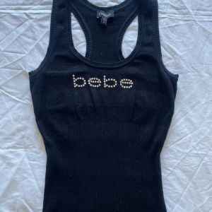 Bebe linne  - Linné i svart och grå randig färg med strass sten logga av BeBe ok skick väl använd blivit nopprig och lätt urtvättad se bilder y2k Coquette vintage fairy Ibiza summer miss me 