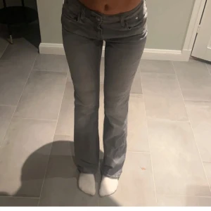 Grå bootcut jeans - Bootcut jeans från mavi i modellen ”bella midrise”. Säljer då dom tyvärr inte kommer till användning, köpta på plick. Bilder från förra ägaren🫶🏼