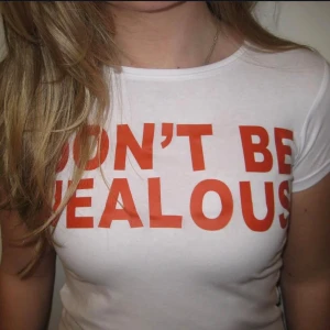 Vit t-shirt med tryck - Säljer en sååå söt t-shirt med rött tryck 'DON'T BE JEALOUS'. Den sitter helt perfekt😍😍😍