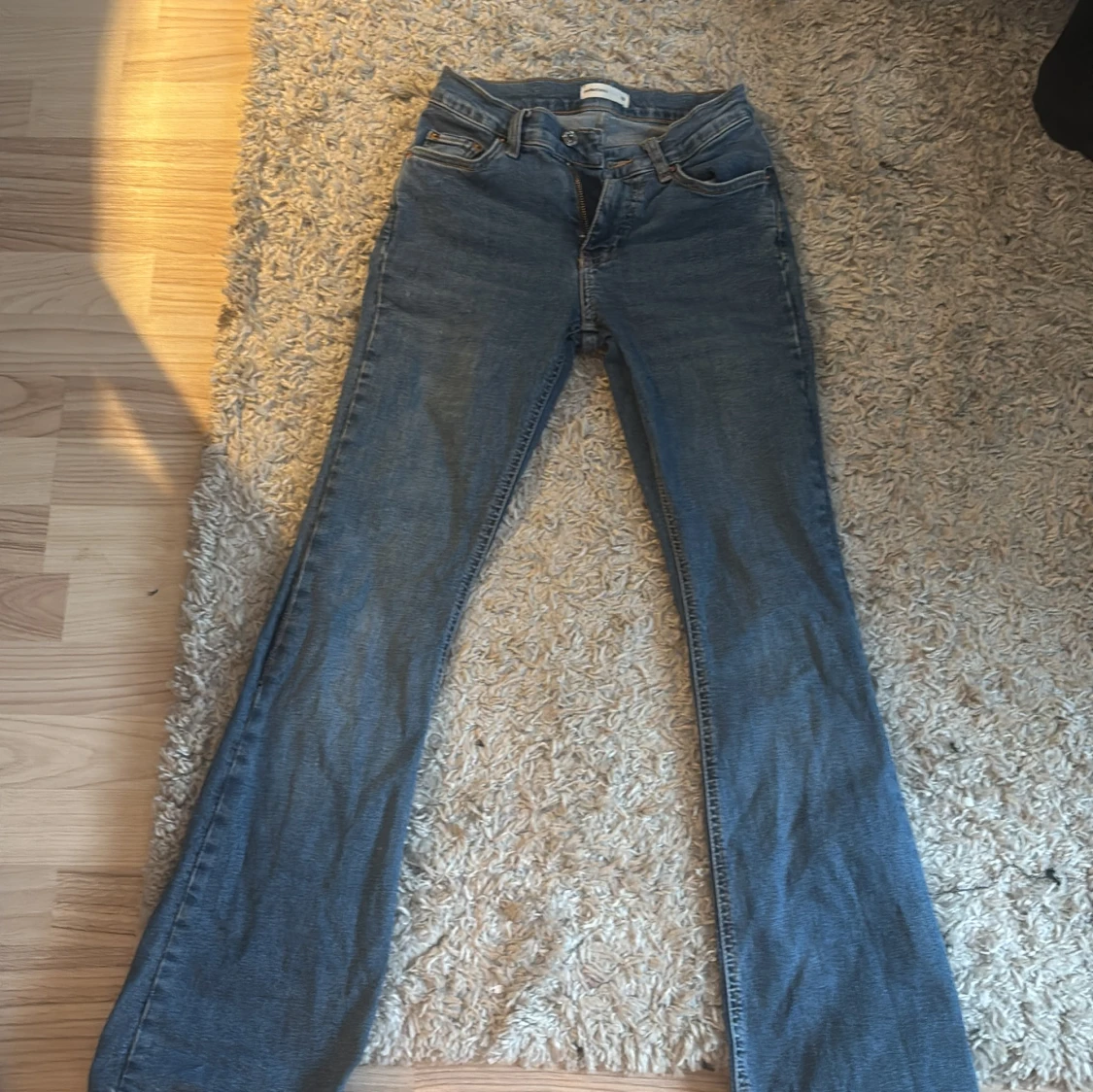Blå bootcut jeans