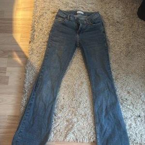 Blå bootcut jeans - Lågmidjade ljusblåa jeans från Gina tricot, inte använt mycket, säljer pga ingen användning. Nypris 400, säljer för 200, kan sänkas 