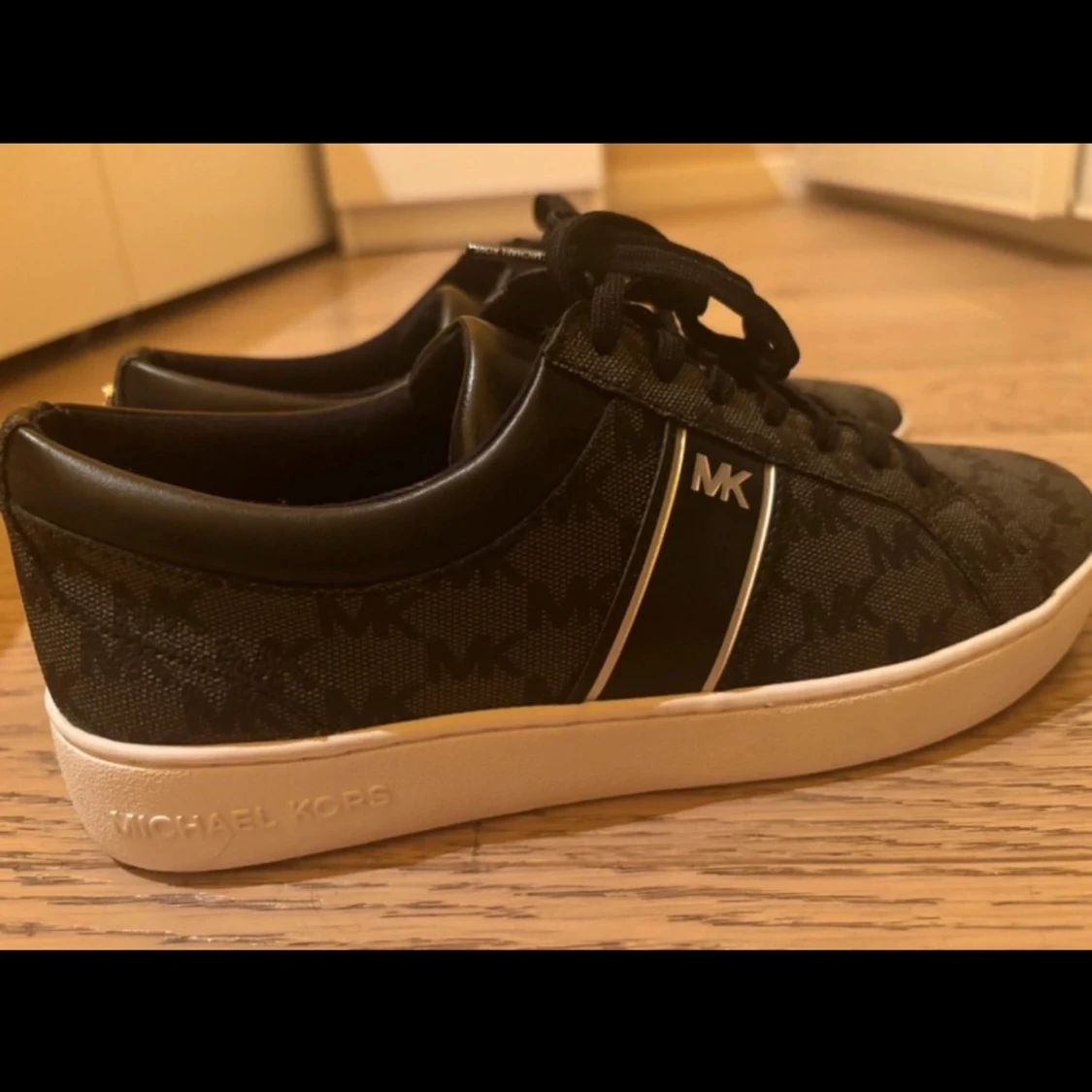 Svarta sneakers från Michael Kors - 1