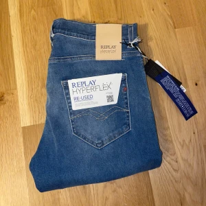 Replay Hyperflex MICKYM - Säljer dessa Replay Hyperflex MICKYM i slim tapered Fit, storlek 30/32. Superstretchiga och bekväma med en snygg passform. Helt nya med tags kvar. Hör av dig om du har några frågor eller vill se fler bilder!  