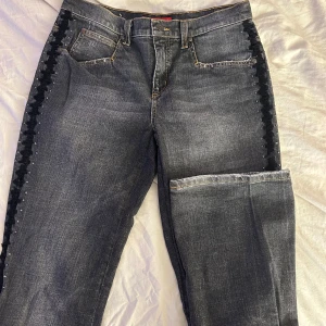 Vintage jeans bootcut  - Tyvärr slitna på ett visst ställe de bild. Nypris ca 4000kr. 37cm i midjan, 81cm innerbenslängd, 23cm vid låret. Fraktar endast genom PostNord! Hör av dig innan du trycker på köp.