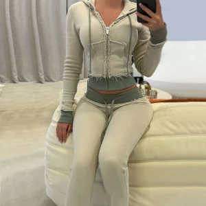 Hidden cult set - Tracksuit från hidden cult. Modellen ”Inca wheat” som inte säljs längre🌾🤎Nypris: 2600kr.———Dustbag medföljer. ———————————Byxorna är i storlek XS och koftan i S. 100% bomulls material som formas efter kroppen. Byxorna passar olika längder då de kan ”rullas upp” eller klippas utifrån din längd🤍(kolla sista bilden för mått. Jag är 172cm) 