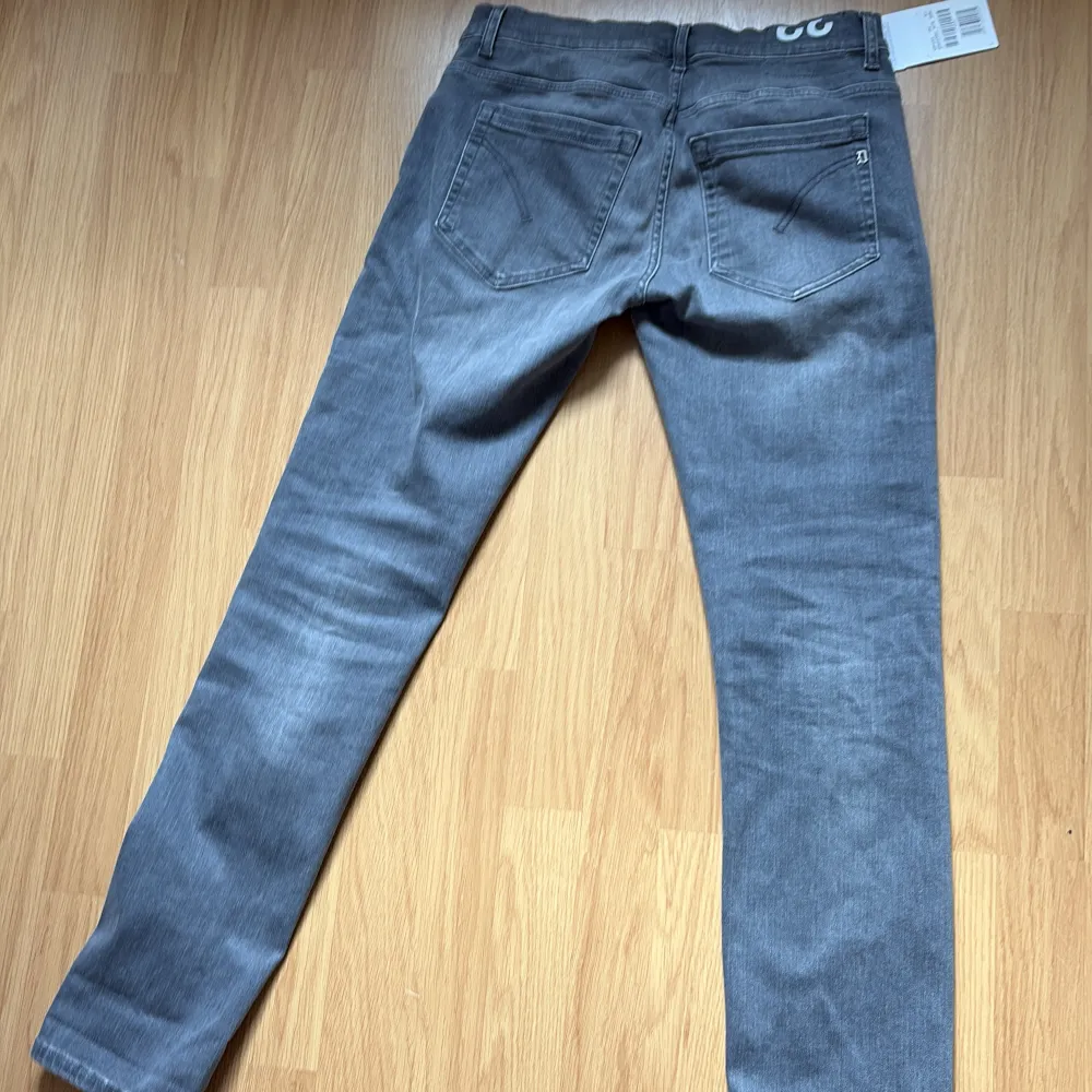 Helt oanvända dondup jeans i storlek grå, mycket snygga och bekväma. Farkut & Housut.