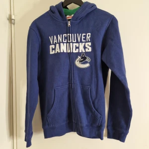 Vancouver Canucks tröja - Använd fåtal gånger. Köpt på vinted men kommer inte till användning. Youth L som storlek men passar även XS/S.                 Bredd ca 45 cm Längd ca 60cm Ärmar från axel ca 59cm
