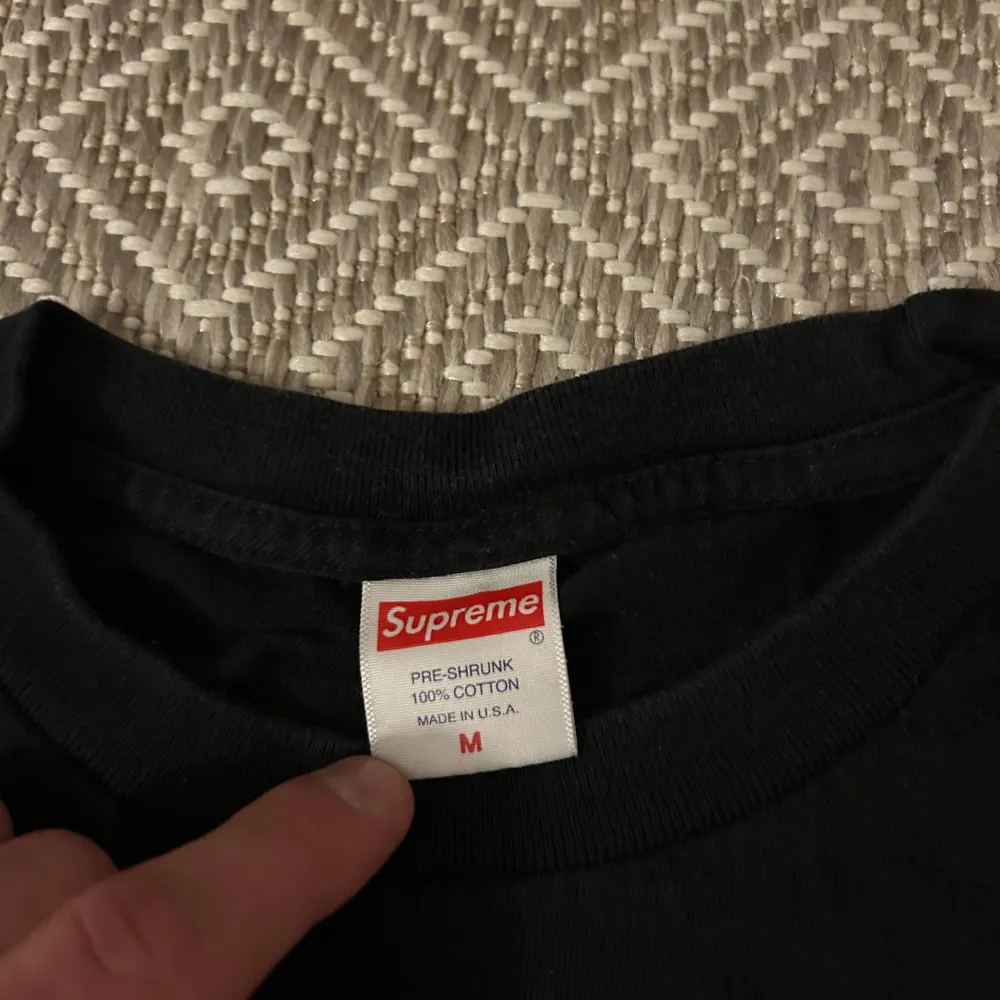 Svart t-shirt från Supreme i storlek M. Skriv om du undrar något. Mvh Hannes. T-paidat.
