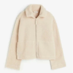Beige teddyjacka hm  - Trendig Teddy jacka från Hm perfekt till våren. Säljs inte längre och är i fint skick. Skriv vid funderingar!🌸❤️