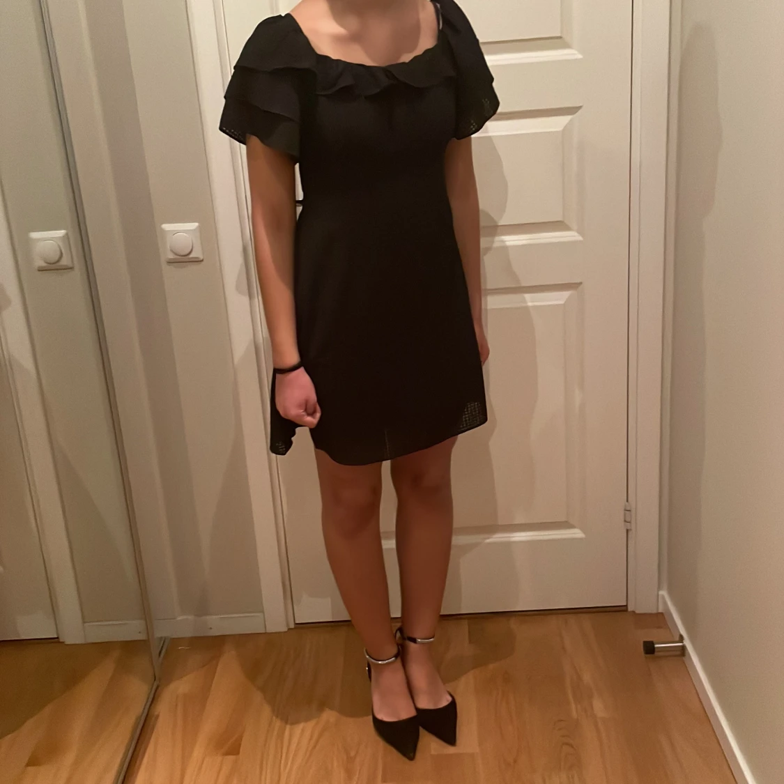 Svart klänning med volangdetaljer - 1