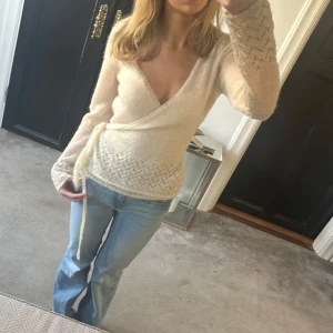 Omlottopp - Stickad omlottopp med glitter detaljer från Stocholm lm