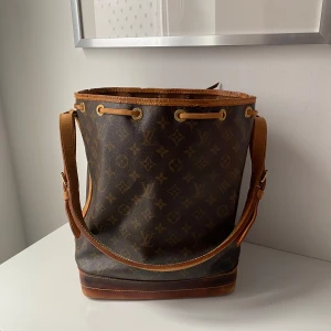 Louis Vuitton Noé - Säljer nu min fina Louis Vuitton Noé, som är en klassisk och tidlös väska från 1994. Vissa tecken på användning förekommer, men annars i fint skick! Datumkod: AR0914 - Mått: 26 x 34 x 19 cm - Jag bor i centrala Göteborg och kan mötas upp här.