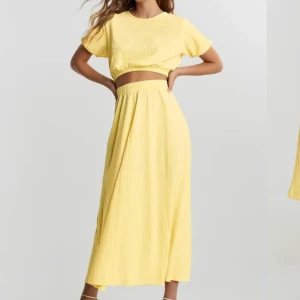 Gult set från gina tricot - Säljer ett jättefint set från gina tricot, perfekt till sommaren 