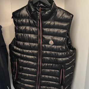 Svart moncler väst äkta!! - Hej säljer min moncler väst den är knappt använd skick 10/10. Storlek M och priset kan diskuteras 