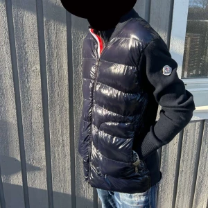 Svart cardigan från moncler  - Snygg cardigan från moncler passar till allt speciellt sommarn och våren kan mötas i Gbg 