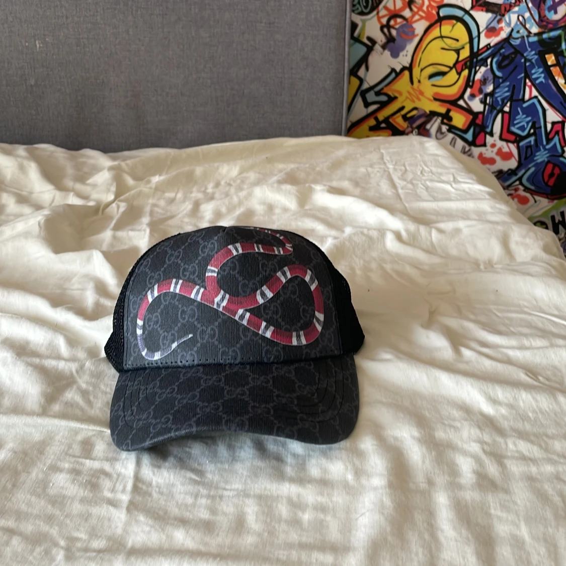 Svart keps med ormmönster