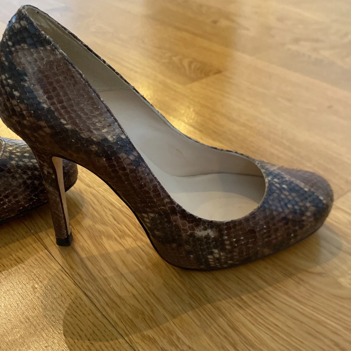Ormskinnsmönstrade pumps från L.K. Bennett - 4