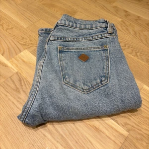 Blå bootcut jeans - Snygga blå Bootcut Jeans med låg midja. Använt fåtal gånger, inga defekter på. Från Abrand Jeans, köptes för 1200kr