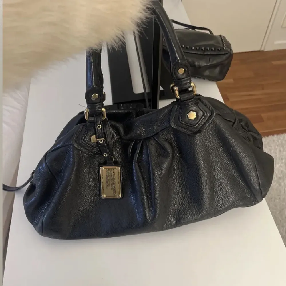 Jätte fin Marc Jacobs väska i mellan storleken💕💕Jätte bra skick, säljer då den inte riktigt kommer till användning längre💕skriv för fler bilder, pris kan diskuteras vid snabb affär . Laukut & Käsilaukut.