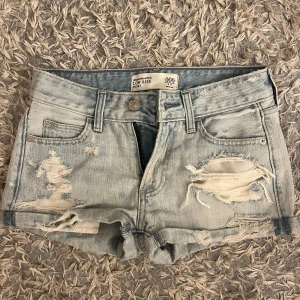 Low waist jeans shorts - Jag säljer dessa low waist jeansshorts från Abercrombie & fitch i storlek W23, men passade mig som hade W25. Nyskick❤️PRIS KAN DISKUTERAS FRÅN 450 och nedåt❤️