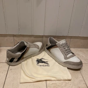 Burberry skor - Riktigt snygga Burberry skor som blir perfekta nu till våren och sommar🤩☀️✨Skorna tvättas innan de fraktas! Skriv vid minsta fundering 💭 