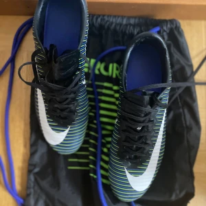 Nike mercurial vapor 11 elite storlek 42,5 passar 42 - Säljer dessa gamla unika Nike fotbollsskor med blå och gula ränder. Dessa är väldigt eftertraktade Perfekta för fotbollsträning och matcher. Skorna är i högsta kvalité näst intill oanvända. Elite vilket är den bästa varianten av skon. Påse ingår, pris kan diskuteras vid snabbköp 