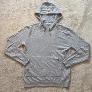 Grå merinoull hoodie från Reiss - Säljer en stilren grå hoodie från Reiss i storlek M. Tröjan har en klassisk känguruficka och justerbar huva med dragsko. Perfekt för en avslappnad stil. Lite små nopprig men går enkelt att lösa. Hör av dig vid funderingar och pris kan diskuteras vid snabb affär mvh Malte.202