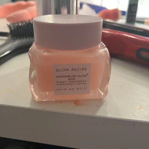 Glow Recipe Watermelon Glow AHA Night Treatment - Kommer i en söt rosa burk på 60 ml.Ingravering på undersidan.