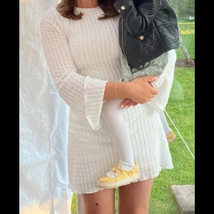 Vit klänning med struktur - Säljer en snygg student klänning med struktur och utsvängda armar. Hade denna på min mottagning och utgång på kvällen och var helt perfekt! Har en liten öppen rygg med snörning högst upp (hittade ingen bild men kan lösas)😊Denna är från bubbleroom men hittar inga bilder därifrån🙈Nypris tror jag var 499! Inköpt våren 2024