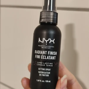 Nyx Radiant Finish Long Lasting Settingspray - Nyx Settingspray. Radiant finish, long lasting. 50ml. Settingsprayen är helt ny.