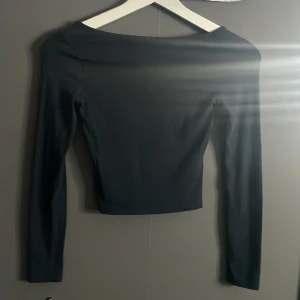 Mörkblå långärmad topp - Snygg mörkblå långärmad topp från Gina tricot!💙nästan oanvänd då den satt för tajt på mig🙏🏻