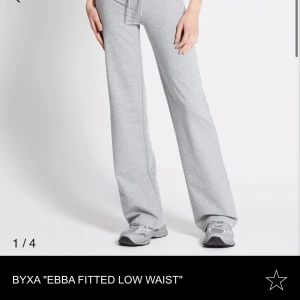 Grå byxa 'Ebba Fitted Low Waist' - Snygga grå byxor med låg midja och en figurnära passform. Perfekta för en avslappnad stil med en modern touch. Säljer då de är för korta för mig. Nypris 200kr. Priset är diskuterbart. Pyttelite nopprig men annars inga defekter