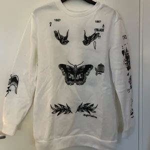 Harry Styles sweatshirt - En vit sweatshirt med Harry Styles tatueringar på, samt ett tryck på ryggen med ”STYLES 94”. Tröjan är köpt av någon annan på plick, men säljs igen då den inte kommer till användning. Tyvärr finns ingen lapp och därför vet jag inte märket eller storleken. Jag skulle säga att den är en M/L kanske. Skriv gärna om ni har några frågor! 💗