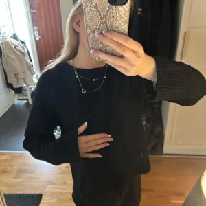 Svart tröja från & Other Stories - Jättefin svart stickad tröja från & other stories. Bra skick. Skriv för bilder och frågor💛