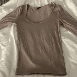 Beige långärmad topp från Gina Tricot - Säljer en stilren beige långärmad topp från Gina Tricot. Tröjan har slits vid armarna. Jättefin till både en sommarkväll eller en vinterdag. priset kan diskuteras 