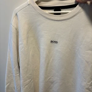 Vit tröja från Boss - Säljer denna vita tjocktröja från Hugo Boss. Nypris 1200kr