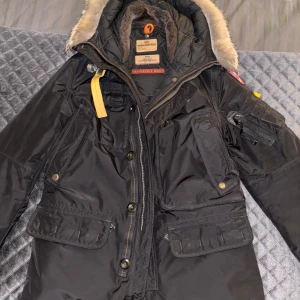 Parajumpers jacka - Säljer min Parajumpers Right hand jacka som jag har använt sparsamt. Jag har kvar pjs galjen om det önskas att skickas med. Storlek på jackan är M. Jackan är i bra skick som syns på bilderna.
