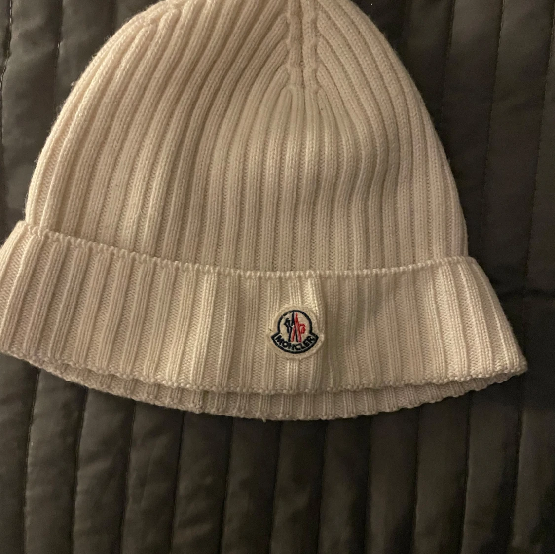Vit ribbad mössa från Moncler