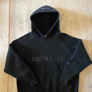 Fear of God Essentials hoodie - Sparsamt använd hoodie i gott skick. Är väldigt bekväm och varm med mjukt material på insidan, priset talar väl för autenticiteten av hoodien. Hör av er om ni har funderingar!