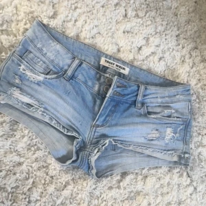 Blå jeansshorts från Tally Weijl - Skit snygga Jeans shorts med slitningar❤️ i storlek xs midjemåttet 36❤️jätte fint skick