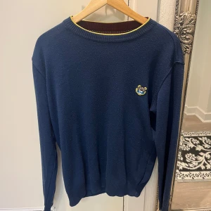 Kenzo Marinblå Fintröja – Elegant & Trendig Design - Kenzo Marinblå Fintröja – Elegant & Trendig Design  Uppgradera din garderob med denna stilrena och exklusiva Kenzo-tröja i en elegant marinblå nyans. Perfekt för både vardag och fest, där den kombinerar klassisk design med en modern touch.  Egenskaper:  ✔ Storlek: M ✔ Skick: Nyskick ✔ Material av hög kvalitet för en mjuk och bekväm känsla. ✔ Tidlös marinblå färg som passar alla tillfällen. ✔ Diskret men exklusiv Kenzo-logga för en lyxig look.