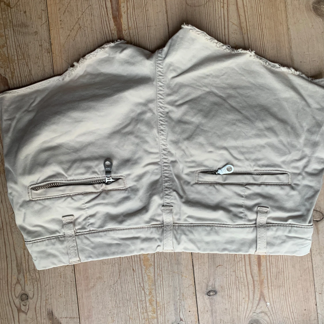 Beige lågmidjadeshorts med dragkedjor från Hunkydory - 4