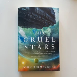 The Cruel Stars - John Birmingham - Säljer en bok i nyskick ☺️
