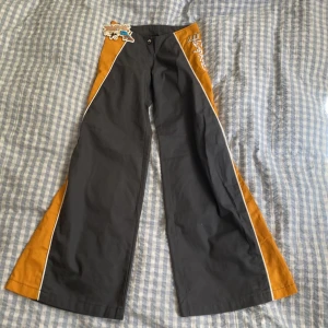 Byxor  - deadstock vintage byxor, strl 36 skriv om ni behöver exakta mått! 