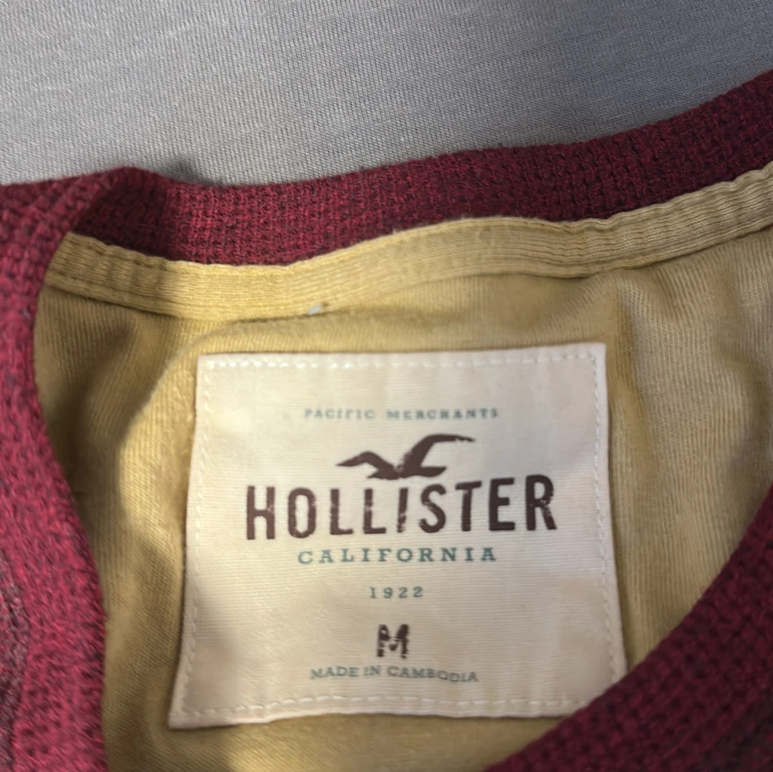 Vinröd långärmad tröja från Hollister - 1
